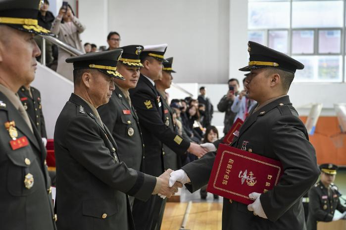 지난 20일 해병대교육훈련단에서 열린 해병대 부사관 408기 임관식에서 주일석 해병대사령관이 임관사령장을 수여하며 신임 하사를 격려하고 있다. 사진 제공=권규원 중사