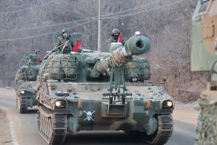 육군3보병사단 혜산진여단 장병과 미2사단/한미연합사단 장병이 ‘한미 연합 과학화전투훈련단’ 훈련에서 손을 맞잡으며 격려하고 있다. 오른쪽 사진은 작전 수행을 위해 기동 중인 3사단 K55A1 자주포. 부대 제공