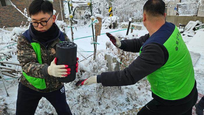 육군5포병여단 장병과 가족들이 21일 경기도 연천군에 거주하는 한 어르신의 자택에 연탄을 전달하고 있다. 사진 제공=김준영 중사