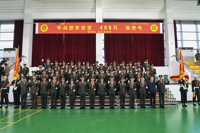 지난 20일 해병대교육훈련단에서 열린 해병대 부사관 408기 임관식에서 신임 하사들이 기념 촬영을 하고 있다. 사진 제공=권규원 중사