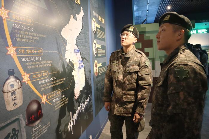 육군6보병사단 용호대대가 실시한 집중 정신전력교육에 참가한 장병들이 강원도 철원군 평화전망대에 방문해 6·25전쟁 역사를 살펴보고 있다. 부대 제공
