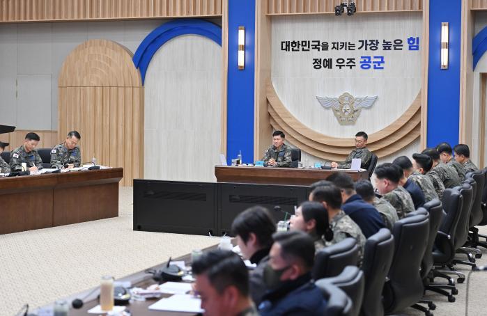 이영수(왼쪽 셋째) 공군참모총장이 23일 공군본부 대회의실에서 열린 후반기 지휘관회의에서 공군 주요 지휘관들과 유·무인 복합전투체계 구축방안을 논의하고 있다. 공군 제공