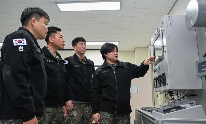 해군교육사령부 전기교관이 소자장치 R-CBT 모의장비 조작법을 교육하고 있다. 사진 제공=윤승호 하사