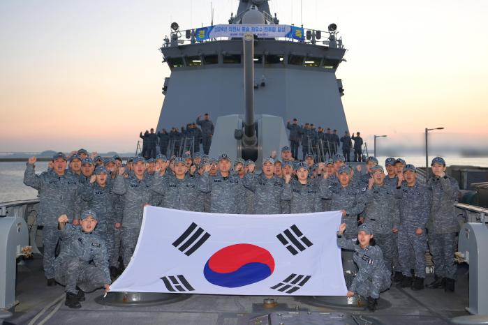 천안함 승조원들이 ‘해군 포술 최우수 전투함’ 선발을 기념하며 천안함 함수에서 기념사진을 촬영하고 있다. 해군 제공