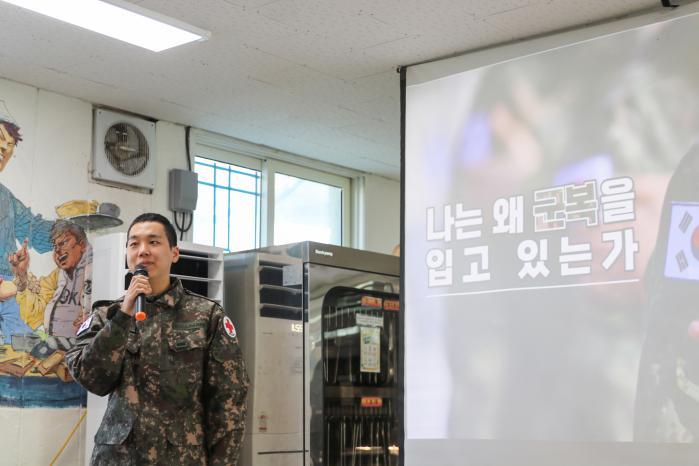 육군22보병사단 쌍호여단 권세영 일병이 부대 내 전우들을 대상으로 장병 주도 정신전력 순회교육을 하고 있다. 부대 제공