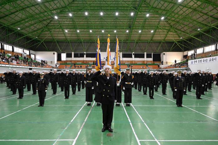 지난 27일 해군교육사령부에서 열린 해군병 709기 수료식에서 5주간의 양성교육과정을 마친 709기 해군병들이 늠름한 모습으로 경례하고 있다.