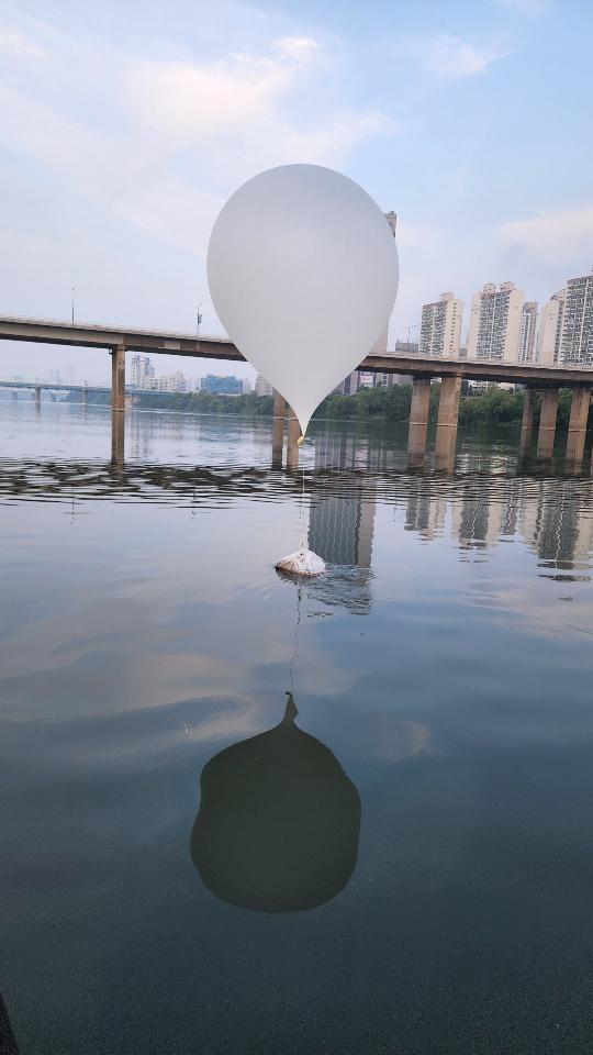 지난 6월 서울 잠실대교 인근에 낙하한 쓰레기풍선 모습. 합참 제공