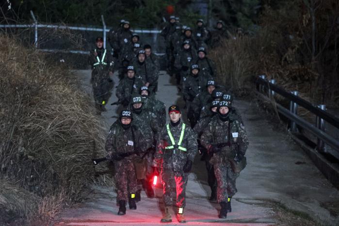 육군31보병사단 신병교육대대 1중대 훈련병들이 훈련 5주 차인 지난 23~24일 야간행군에 나서고 있다.