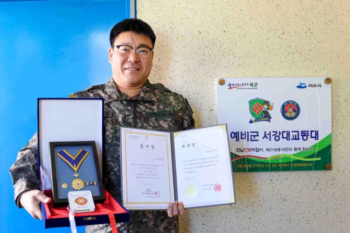 평소 헌혈증 기부로 생명 나눔에 앞장선 육군31보병사단 이순신여단 권성주 동대장이 표창장을 들고 포즈를 취하고 있다. 부대 제공