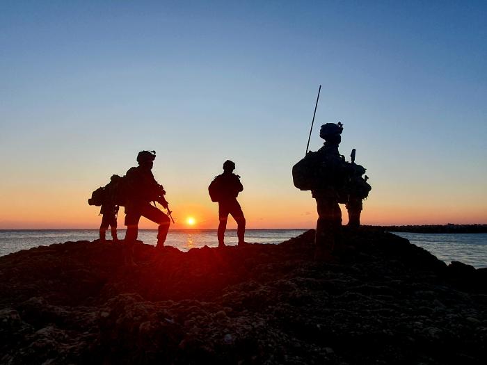 동해안을 지키는 육군50보병사단 16해안감시기동대대 병곡소초 해안기동타격대 장병들이 30일 떠오르는 태양을 배경으로 해안선수색정찰을 하고 있다. 장병들은 2025년에도 빈틈없는 해안경계작전을 수행할 것을 다짐했다. 사진 제공=이정관 대위