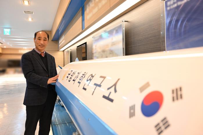 ‘올해의 ADD인 상’ 수상자로 선정된 이진익 수석연구원이 ADD 내 연구 성과 전시실에서 포즈를 취하고 있다. ADD 제공