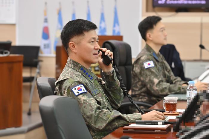 이영수 공군참모총장이 1일 새해를 맞아 비상대기 조종사와 전화통화를 하고 있다. 공군 제공