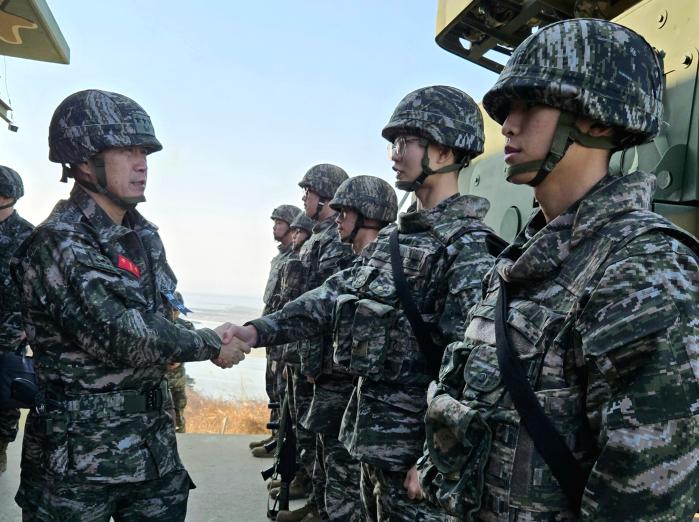 주일석(맨 왼쪽) 해병대사령관이 1일 서해 최전방 접적부대인 우도경비대를 방문해 장병들을 격려하고 있다. 해병대 제공