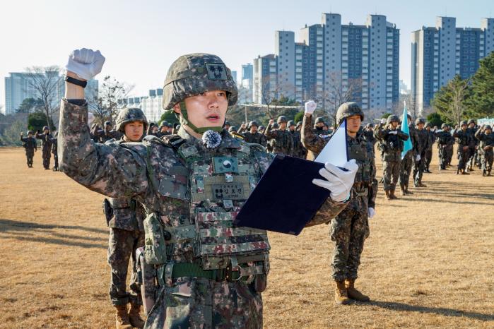 육군53보병사단 장병들이 2일 열린 신년 전투의지 결의대회에서 임무 완수를 다짐하는 결의문을 낭독하고 있다. 사진 제공=장정우 군무주무관