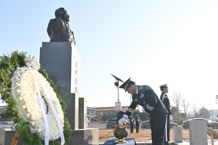 공승배 공군군수사령관이 2일 대구기지에 있는 고 이근석 장군 동상을 찾아 분향하고 있다. 부대 제공