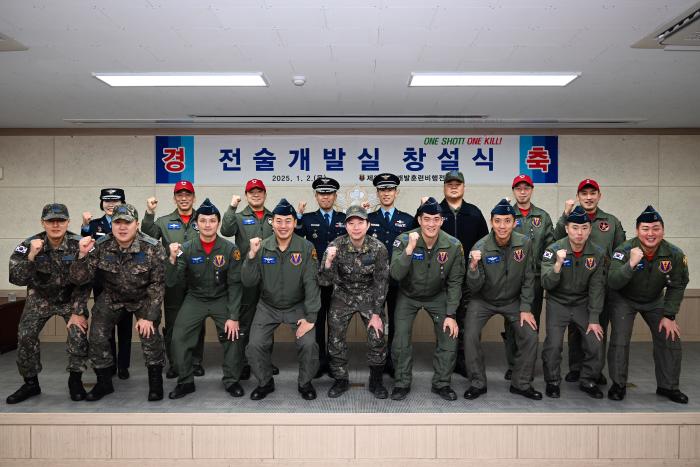 공군29전술개발훈련비행전대가 2일 전술개발실 창설 기념식을 거행한 뒤 기념사진을 찍고 있다. 부대 제공