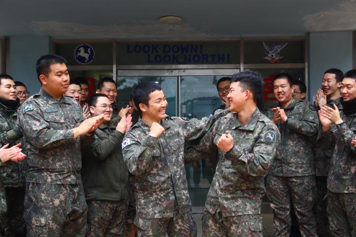 KCTC 대항군 지원 임무를 위해 전역을 연기한 임창성(앞줄 왼쪽) 하사와 그 모습을 보고 임기제 부사관에 지원한 차세하(앞줄 오른쪽) 상병. 부대 제공