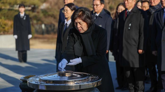 강정애(맨 앞) 국가보훈부 장관이 2일 서울 동작구 국립서울현충원에서 참배에 앞서 분향하고 있다. 보훈부 제공