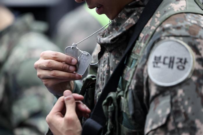 육군31보병사단 신병교육대대 훈련병이 야간행군을 마친 뒤 이것을 받아 목에 걸고 있다. 김병문 기자