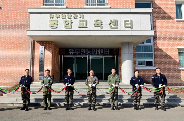 2일 공군3훈련비행단에서 열린 유·무인 항공기 통합교육센터 창설식에서 김성중(가운데) 비행단장과 박재범(오른쪽 셋째) 통합교육센터장 및 지휘관·참모들이 테이프를 자르고 있다. 부대 제공