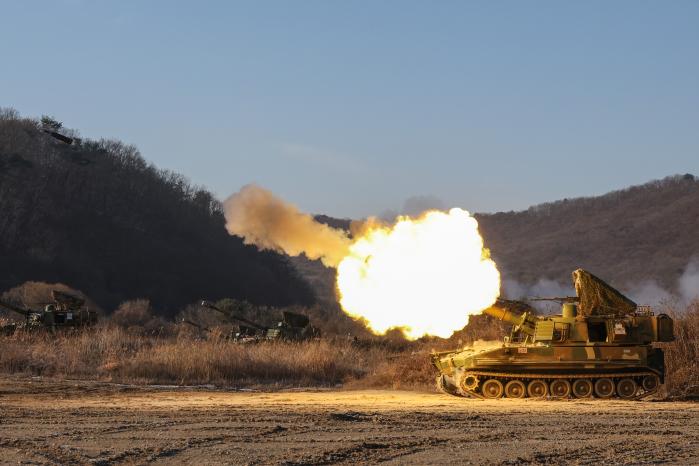 육군5보병사단 명문포병여단 K55A1 자주포가 2일 경기 연천군 일원에서 열린 신년맞이 포탄사격훈련에서 포탄을 발사하고 있다.