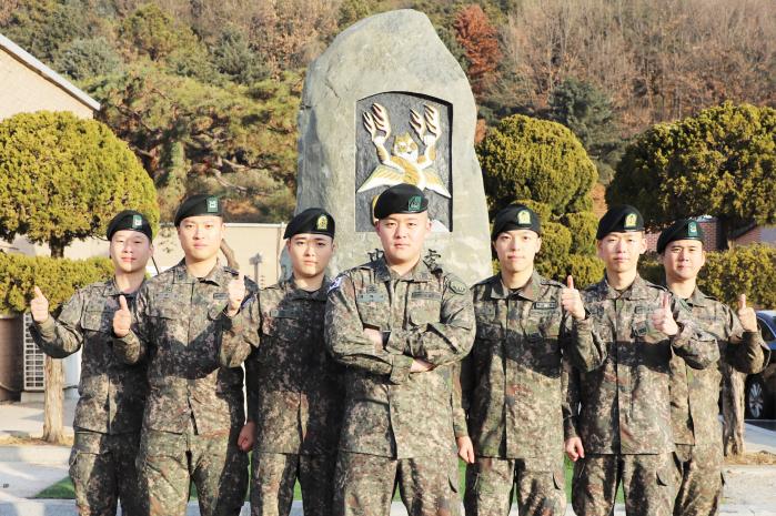 육군 최정예 300전투원 선발대회에서 최정예 포술팀으로 선정된 태풍대대 3포대원들. 왼쪽부터 양근호 상사(진), 박진용 중사, 조환희 상병, 최하언 중위(진), 박민우·명지현 상병, 이영훈 중사. 부대 제공