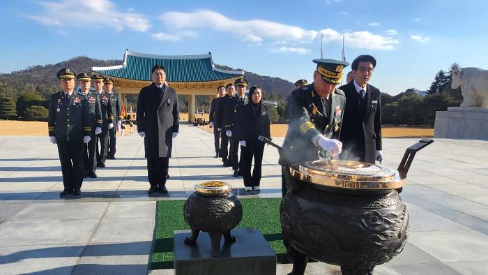 육군인사사령부 6·25무공훈장찾아주기조사단이 지난 3일 국립대전현충원을 찾아 참배하고 있다. 부대 제공