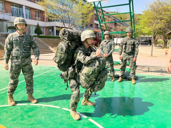 국군체력단련전문 지도자 양성과정 교육생들이 부상 방지를 위한 테이핑 방법 실습(왼쪽)과 부대 특성을 접목한 체력단련 강화 활동을 하고 있다. 부대 제공