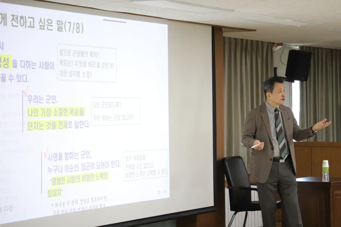 드론작전사령부는 지난해 10여 회의 초빙강연을 열어 부대원들의 확고한 정신전력 및 도전의식 함양에 이바지하는 성과를 올렸다. 김승겸전 합참의장. 드론작전사 제공
