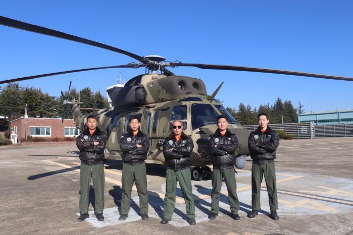 왼쪽부터 최병철 준위, 장범규 대위, 정면수 준위, 이민호 대위, 오승열 대위(진).