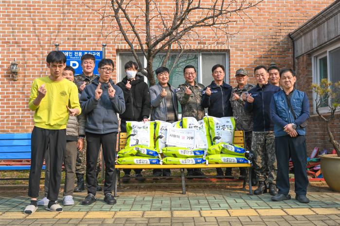 공군5공중기동비행단 주임원사단과 준사관단, 부사관단이 6일 경남 김해시에 있는 장애인복지시설 ‘우리들의 집’에 위문품을 전달하며 사진을 찍고 있다.