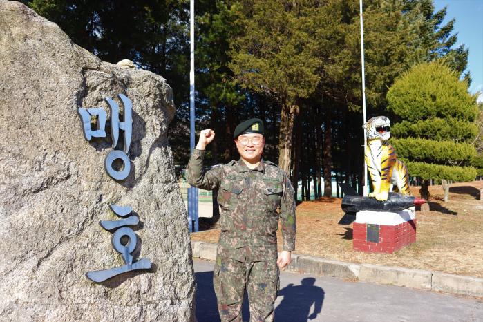 의식을 잃고 쓰러진 시민을 구조한 육군수기사 방공대대 장윤석 병장. 부대 제공