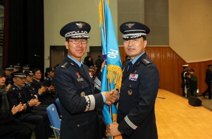 6일 공군학생군사학교 창설식에서 손석락(왼쪽) 공군교육사령관이 고경덕 초대 교장에게 부대기를 수여하고 있다. 부대 제공