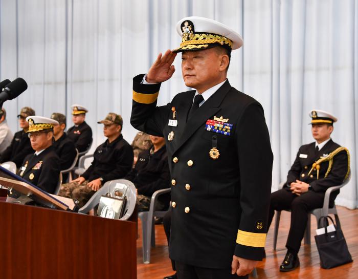 6일 해군교육사령부 호국관에서 열린 제15·16대 기초군사교육단장 이취임식에서 김광민(준장·진) 신임 기초군사교육단장이 경례하고 있다. 부대 제공