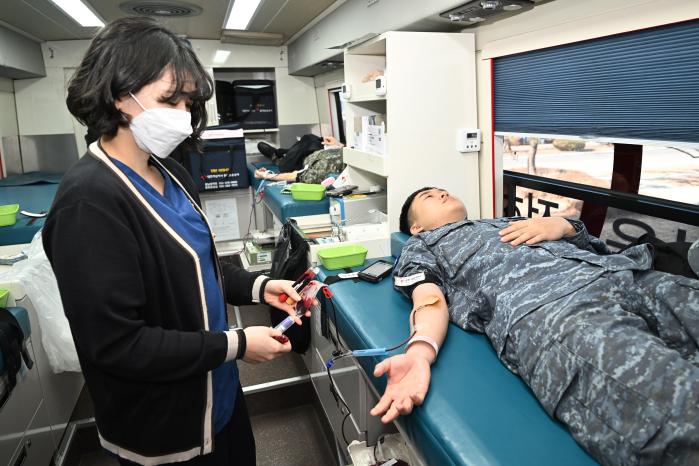 지난 3일 해군사관학교에서 열린 대한적십자사 경남혈액원 ‘2025년 해군 새해맞이 사랑의 헌혈 행사’에서 수병이 헌혈하고 있다.