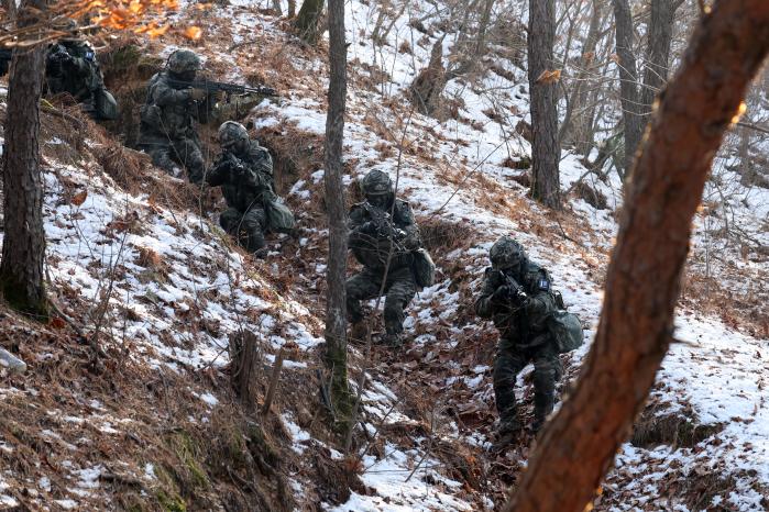 마일즈 장비를 착용한 장병들이 기동하고 있다.