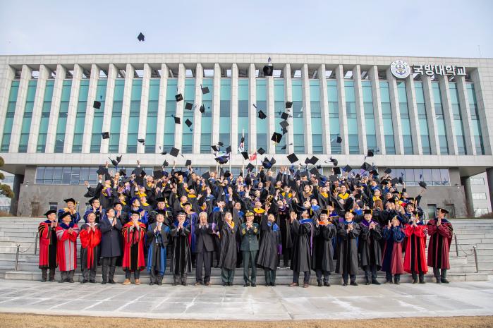 최근 충남 논산시 국방대에서 열린 2024년도 학위수여식에서 석사·박사과정 졸업생들이 학사모를 던지며 졸업의 기쁨을 만끽하고 있다. 국방대 제공