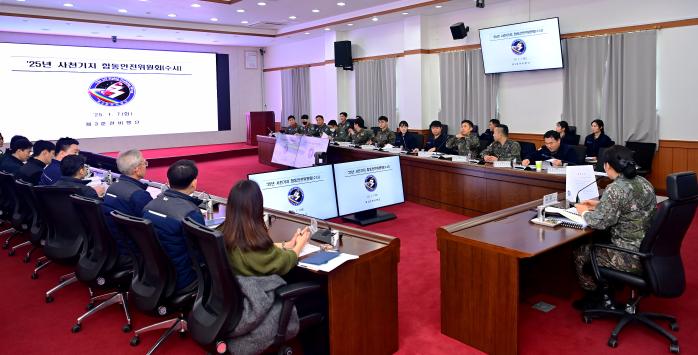 7일 공군3훈련비행단에서 열린 합동 안전위원회에서 관계자들이 비행안전 제고 방안을 논의하고 있다. 사진 제공=전미화 상사