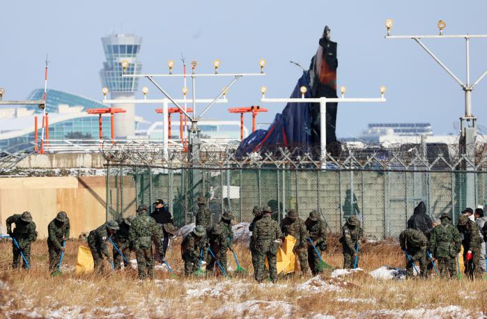 제주항공 여객기 사고 열흘째인 7일 전남 무안군 무안국제공항 사고 현장에서 특전사 장병들이 유류품 수색을 하고 있다. 연합뉴스