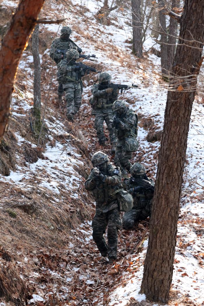 일렬로 기동하고 있는 중앙청대대 장병들.