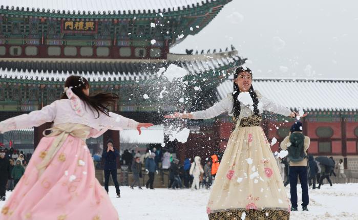 서울 경복궁에서 대만 관광객들이 눈을 던지며 기념촬영을 하고 있다. 연합뉴스