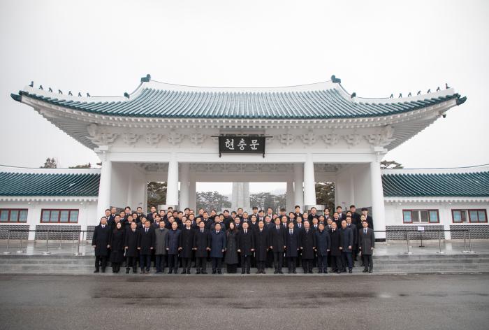 국립서울현충원에서 시무식을 마친 LIG 계열사 임직원들이 기념사진을 찍고 있다. LIG 제공