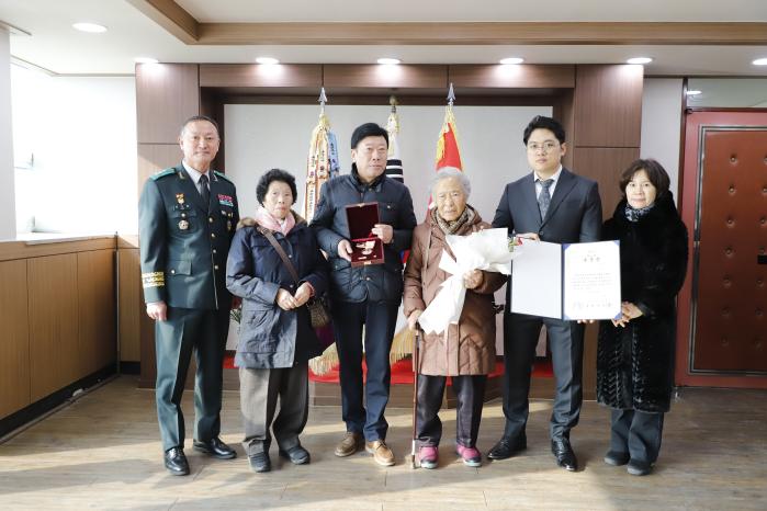 육군37보병사단이 8일 개최한 6·25 참전용사 충무무공훈장 전수식에서 고(故) 강인영 중위의 가족들이 훈장을 받은 뒤 기념 촬영을 하고 있다. 부대 제공