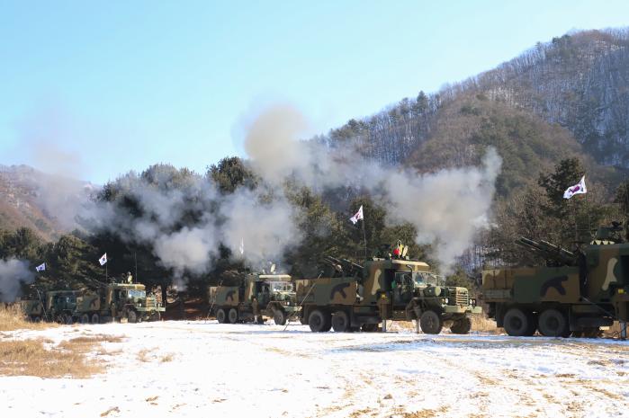 8일 강원 인제군 천도리 사격장에서 육군12보병사단 보병여단 K105A1 자주포들이 표적을 향해 일제히 포탄을 발사하고 있다. 부대 제공