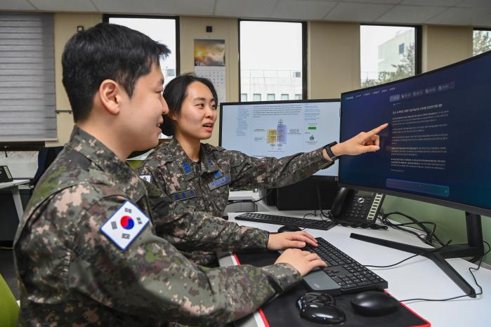 공군 장병들이 에어워즈를 활용해 업무를 하고 있는 모습. 공군 제공