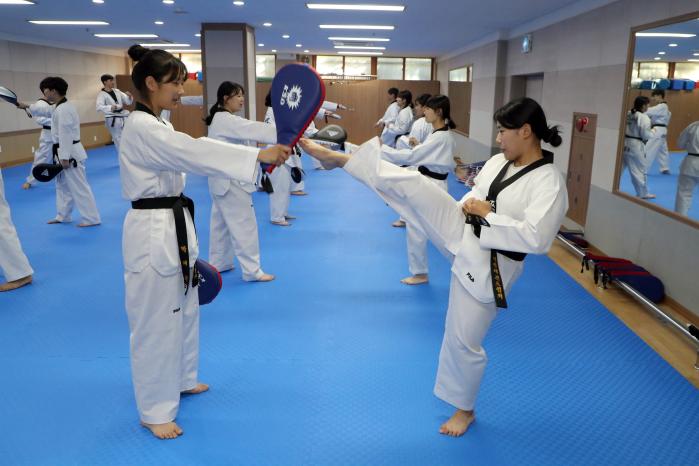 태권도 발차기 시범을 보이는 원광보건대학교 군사학부 학생.