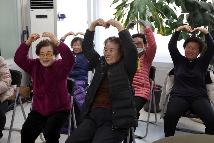 의무대대 장병들에게 감사 인사를 전하는 주민들.