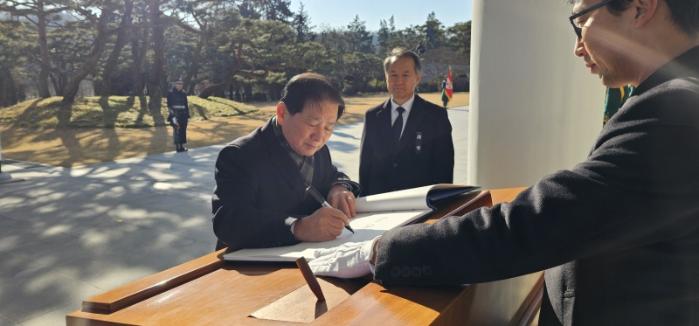 임충빈 대한민국성우회 회장이 지난 2일 국립서울현충원에서 참배를 마친 뒤 방명록을 작성하고 있다. 성우회 제공
