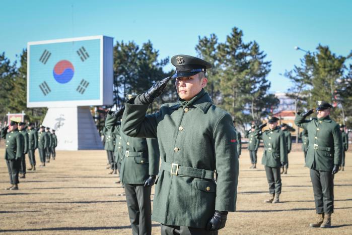 9일 해병대 교육훈련단에서 열린 수료식에서 1312기 신병들이 국기에 대한 경례를 하고 있다. 부대 제공