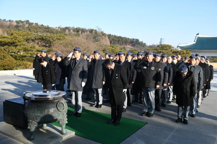 지난 2일 서울 동작동 국립서울현충원에서 신상태 향군 회장을 비롯한 회장단과 임직원 100여 명이 순국선열과 호국영령께 예를 올리고 있다. 향군 제공